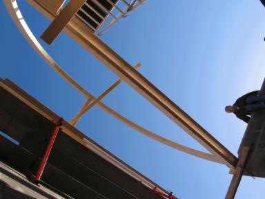 Maison contemporaine en bois - montage charpente en plein cintre