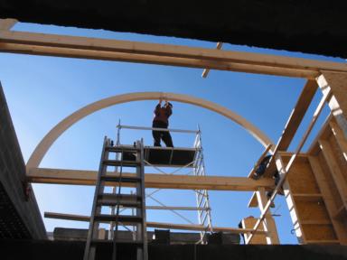 Maison contemporaine en bois - finition charpente en plein cintre